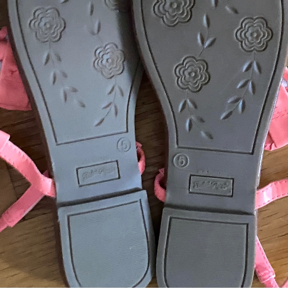 Faded Glory. Like new. Big girls sandals size 5. - Picture 2 of 2
